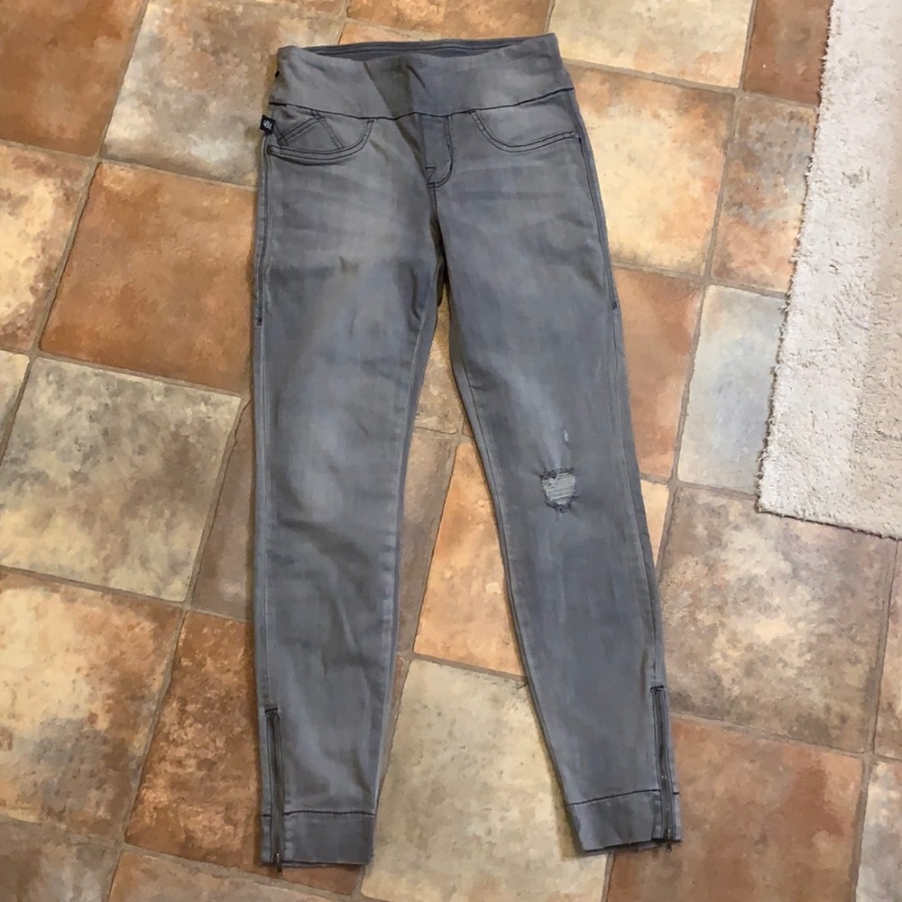 Rock & Republic pull on fever jeans gray 6 zip ankle